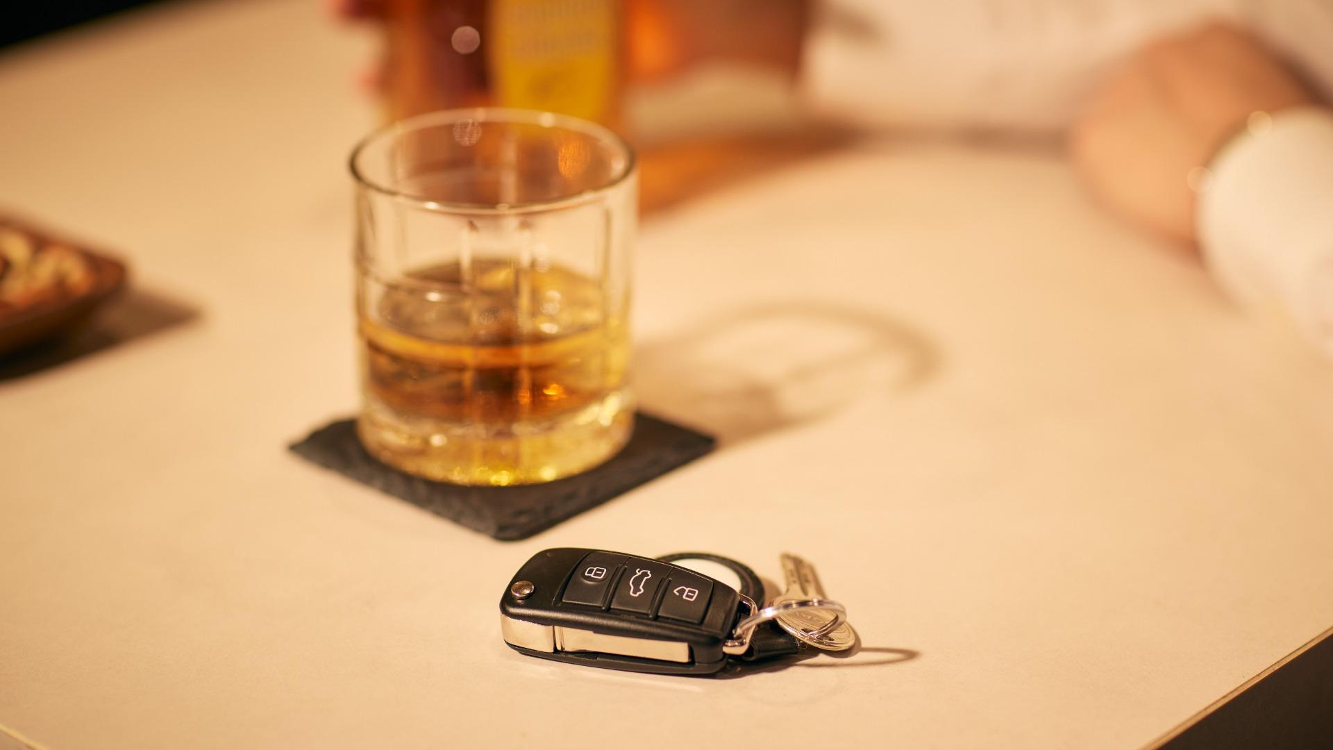 【酒】アルコールは”少量”でも脳の機能を麻痺させる　飲酒運転による事故の6割は深夜から明け方に発生